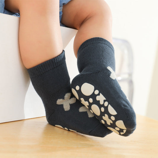 What materials should parents avoid in toddler shoes for indoor exploration?