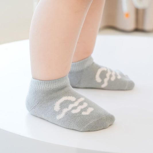 At what age should parents introduce structured footwear to their child's routine?