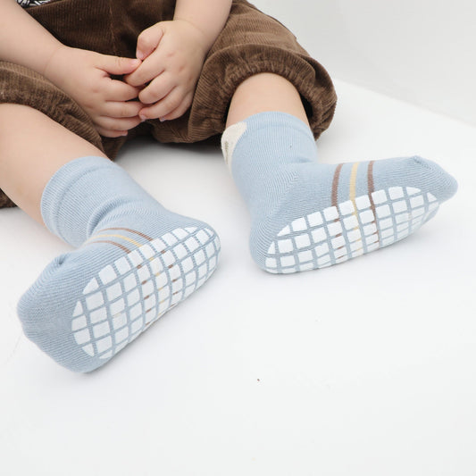 How to choose shoes for a toddler with sensitive skin?