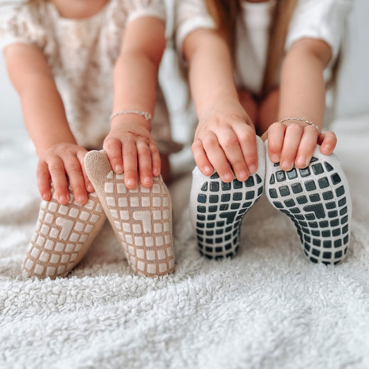 What designs do non-slip infant socks have?