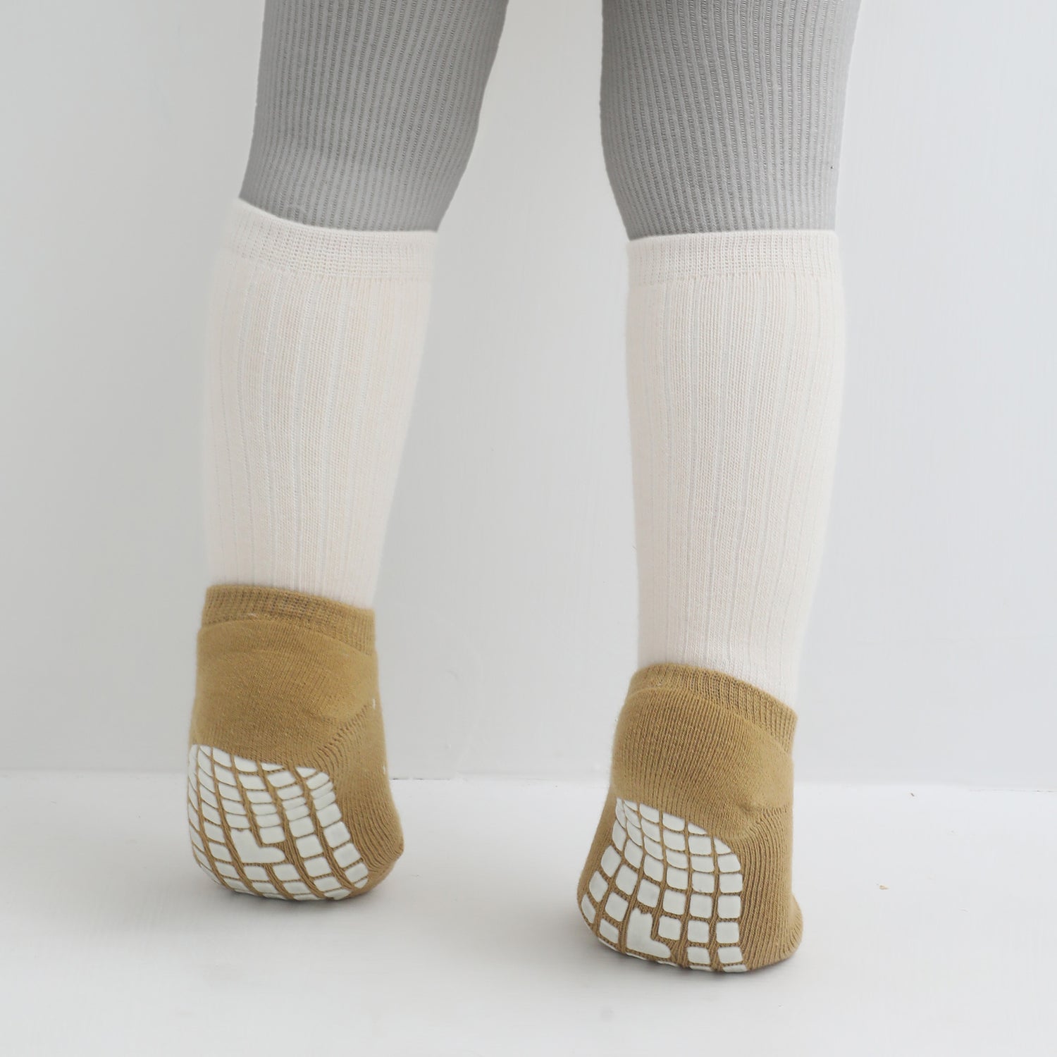 Reliable baby socks crafted to stay on tiny feet, preventing slips and falls.