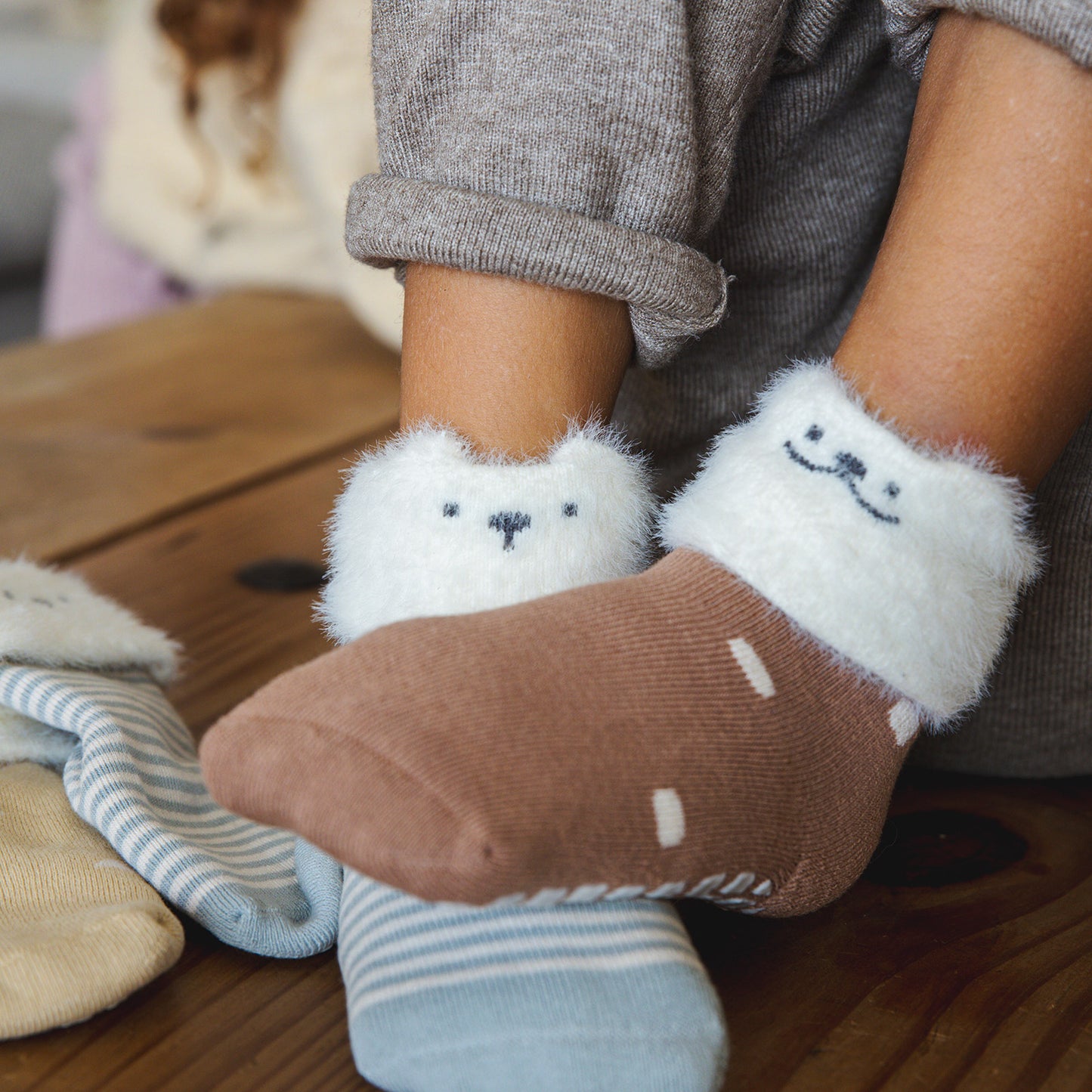 Neu - Katze lernt Formen - Mädchen, extra warm - 4 Paar rutschfeste Socken für Babys und Kleinkinder